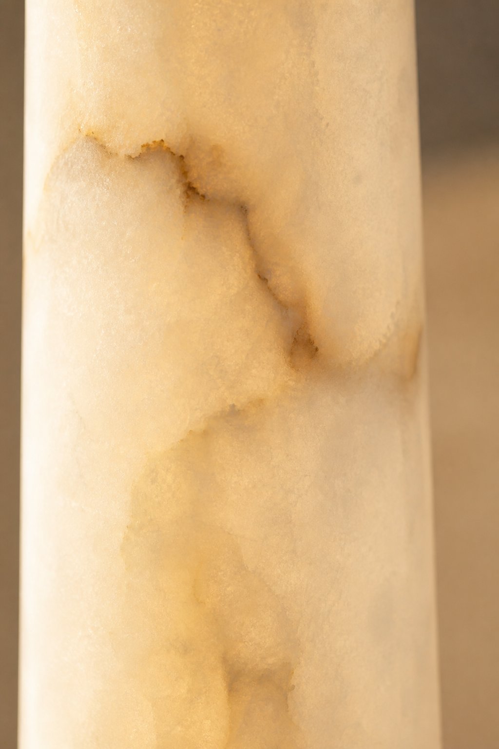 Maison Moya - Albâtre Alabaster Column Floor Lamp - closeup surface