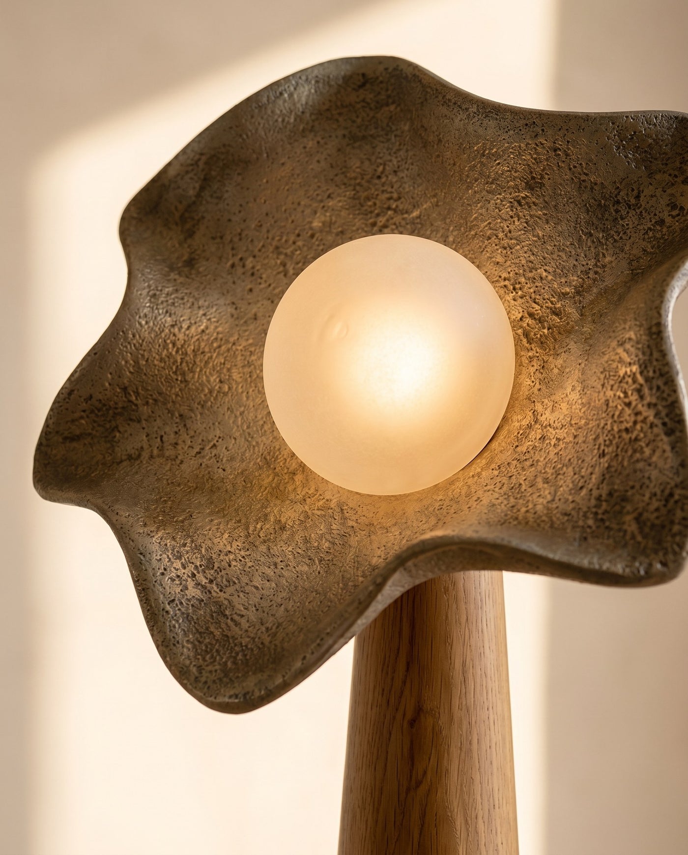 Maison Moya - Lune Suspendue Sculpted Disc Floor Lamp - 03 closeup-top