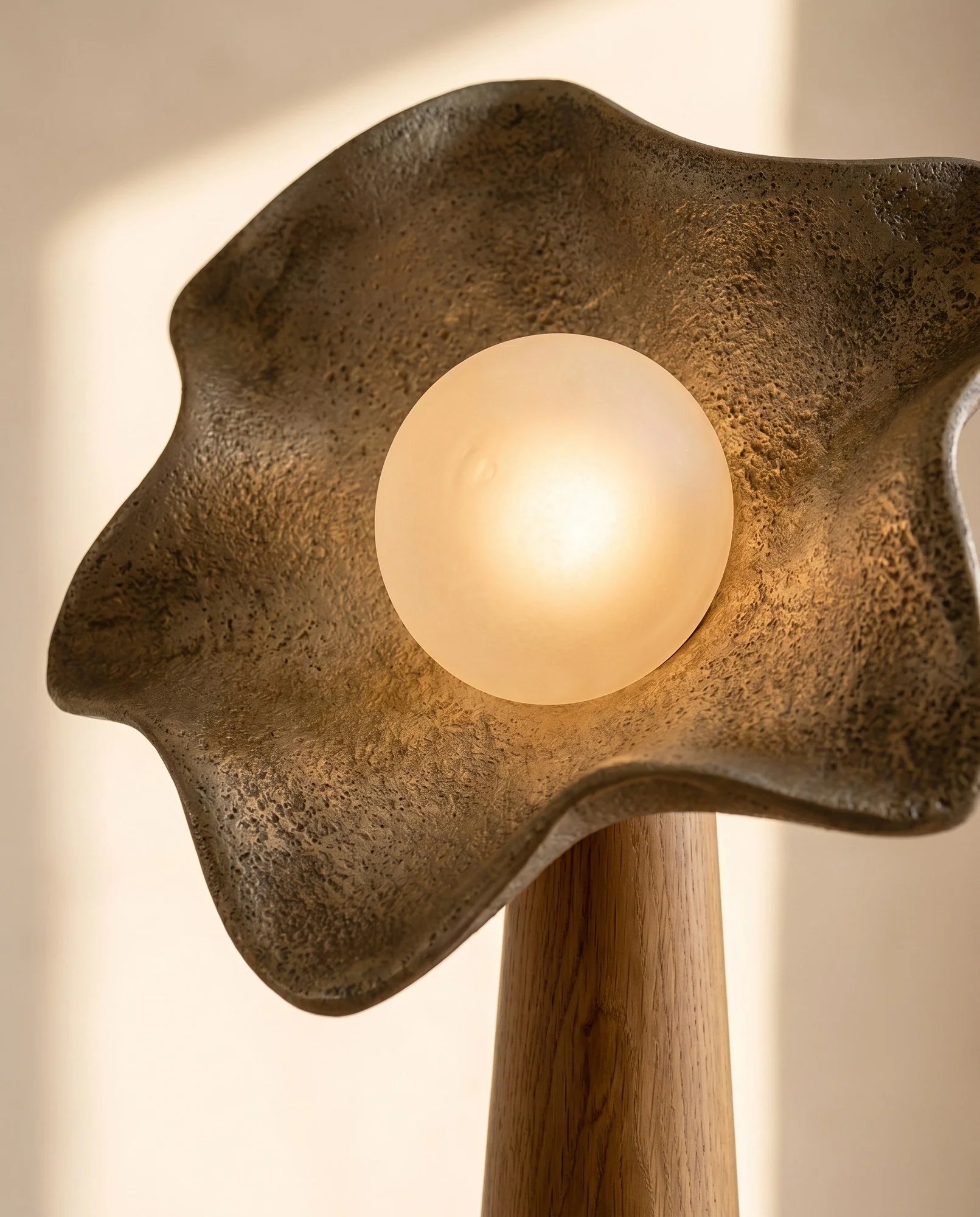 Maison Moya - Lune Suspendue Sculpted Disc Floor Lamp - 03 closeup-top