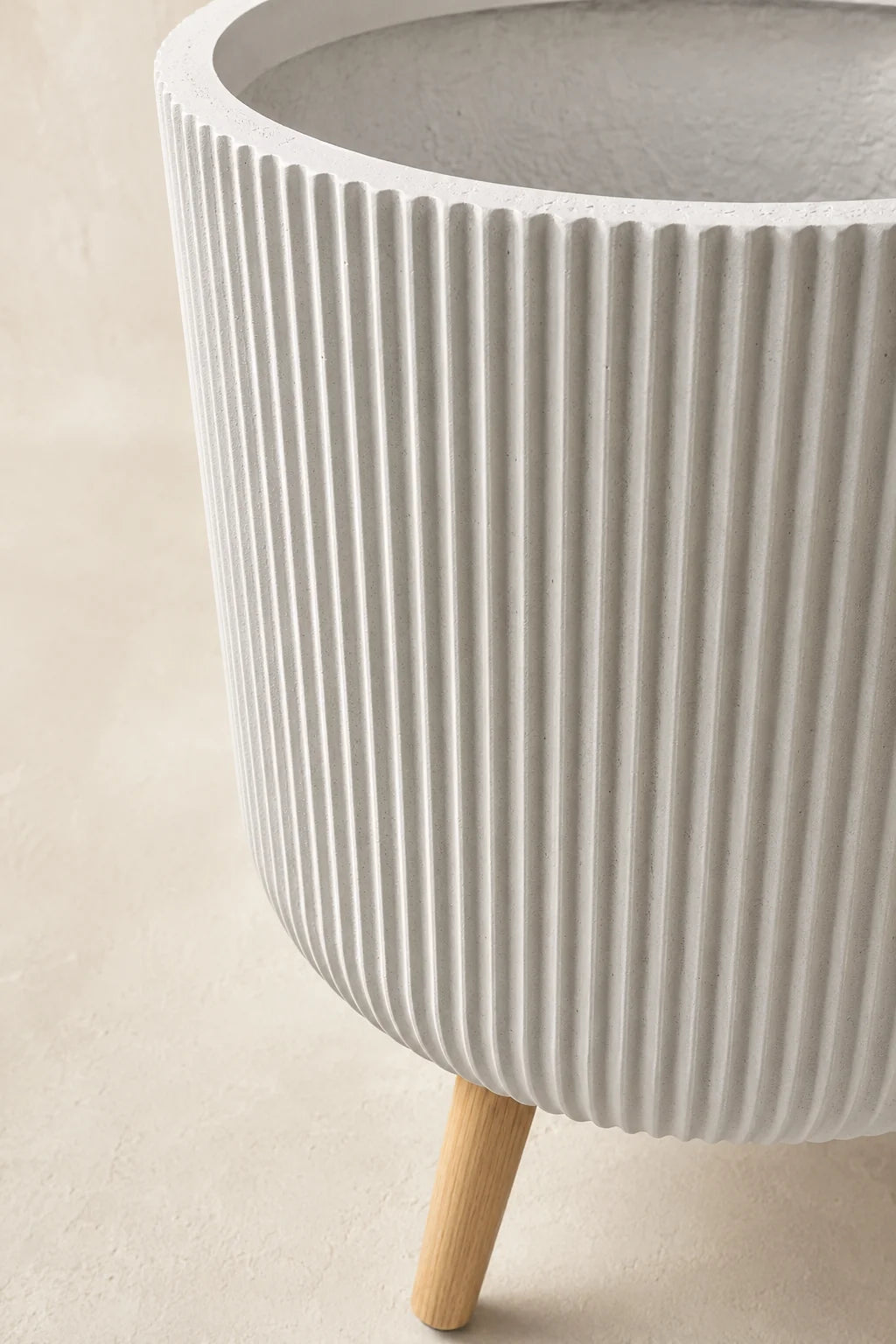 Maison Moya — Trépied Ribbed Planter — détail matière et rebord