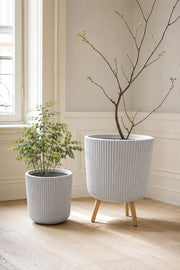 Maison Moya — Trépied Ribbed Planter — mise en scène Maison Moya