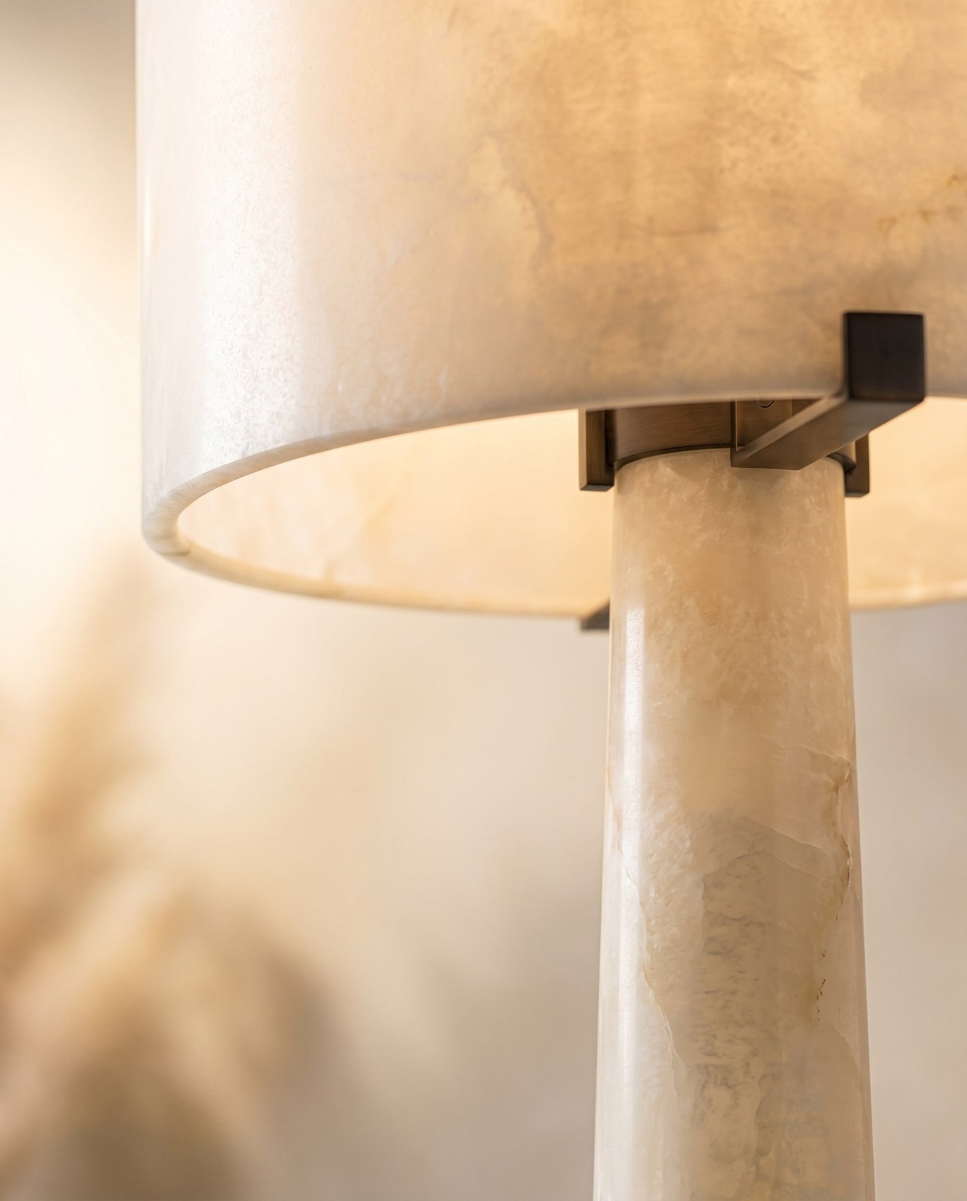 Maison Moya - AlbÃ¢tre Alabaster Column Floor Lamp - 03 closeup-top