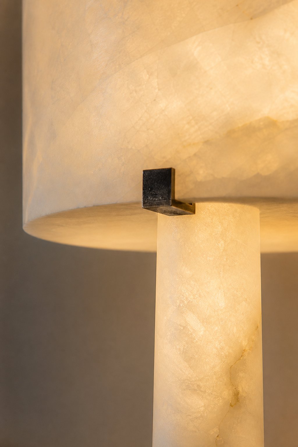 Maison Moya - Albâtre Alabaster Column Floor Lamp - closeup detail