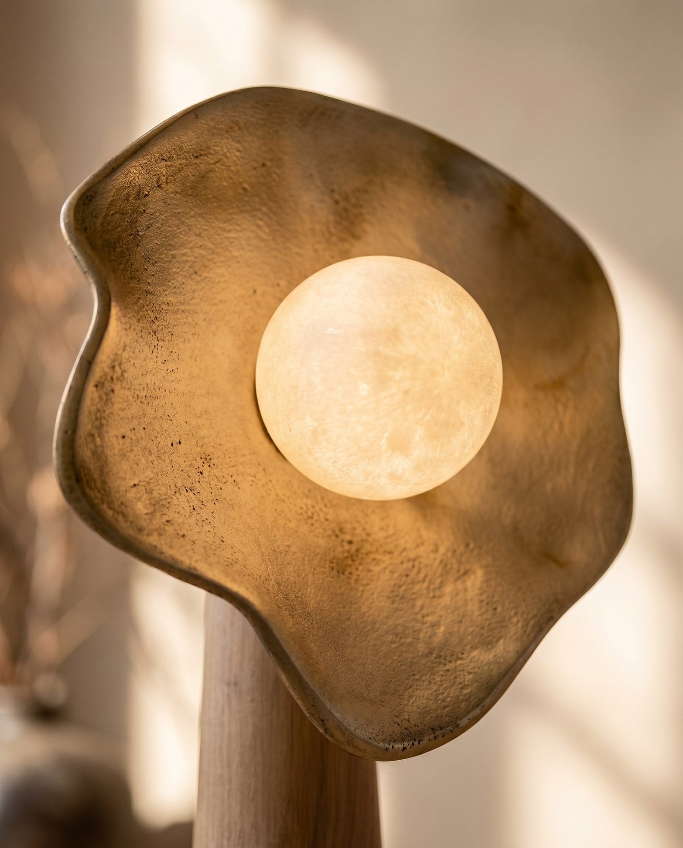 Maison Moya - Lune Suspendue Mini Sculpted Disc Table Lamp - 03 closeup-top