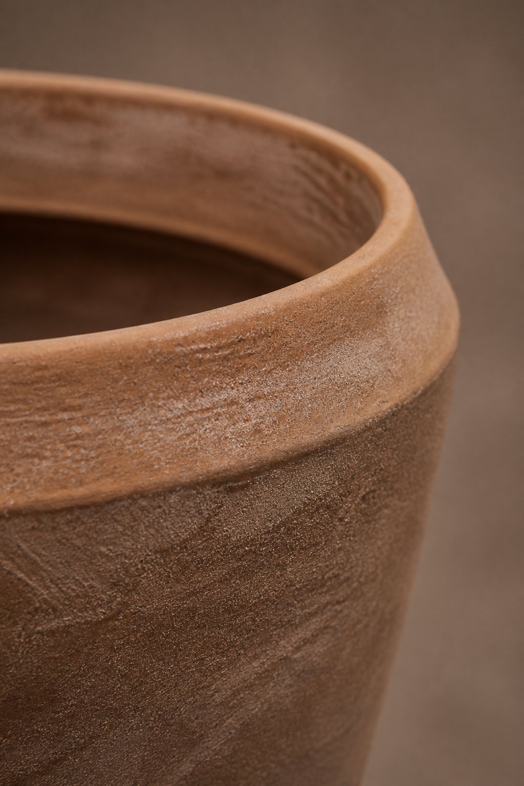 Maison Moya - Œuf Modern Egg-Form Planter - closeup detail